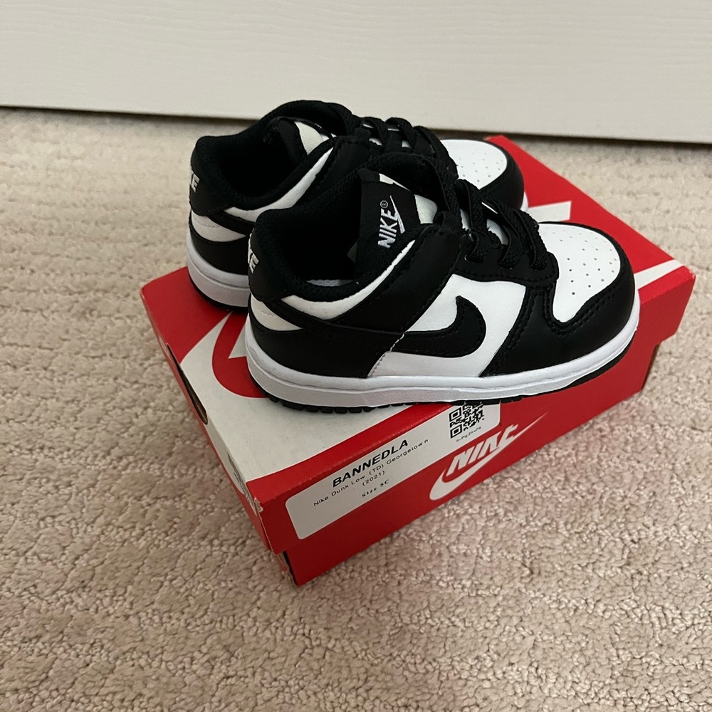 Toddler black and white size 5c nike dunk gently used rare sneaker hard to find